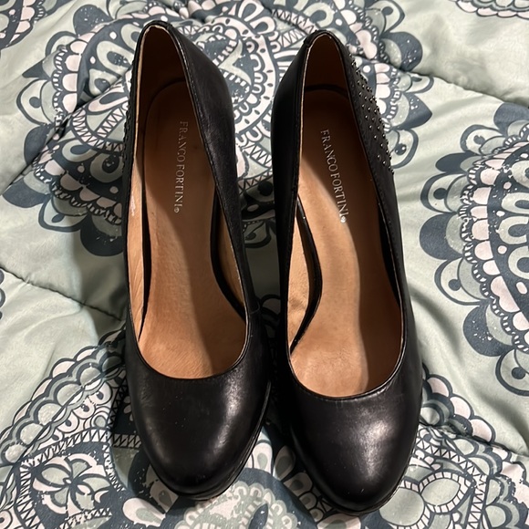 Size 8 barely worn - Picture 2 of 3